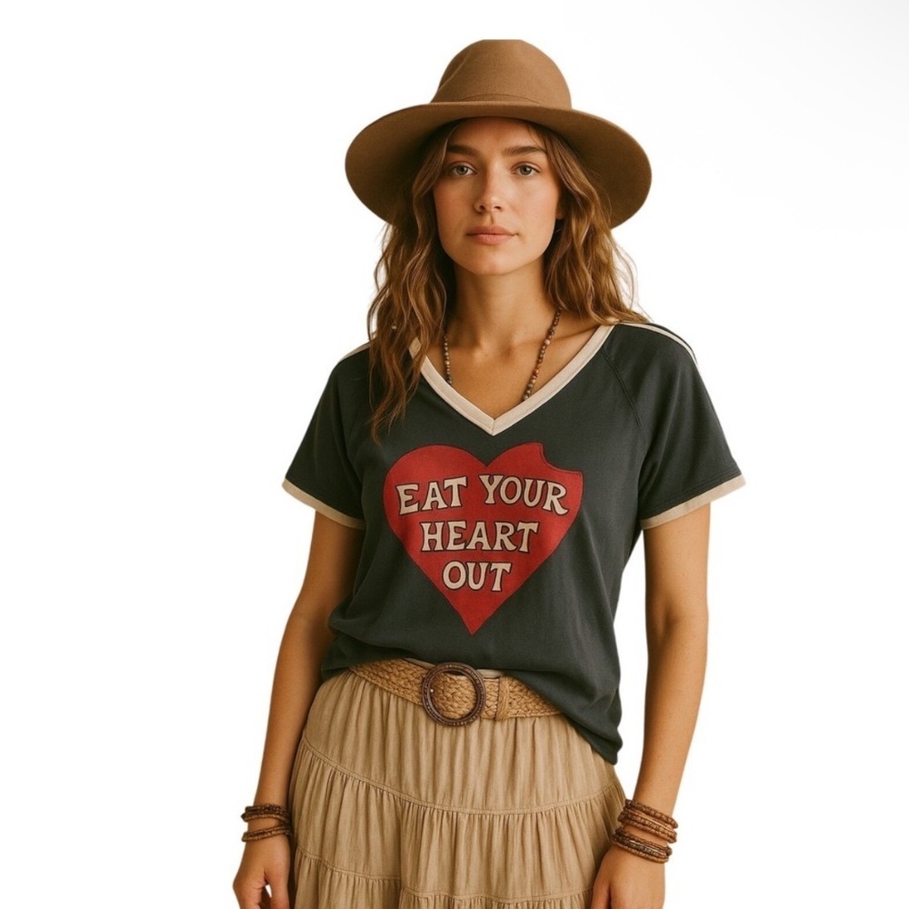 DAYDREAMER LA Eat Your Heart Out Graphic V-Neck T-Shirt Size Large NWT